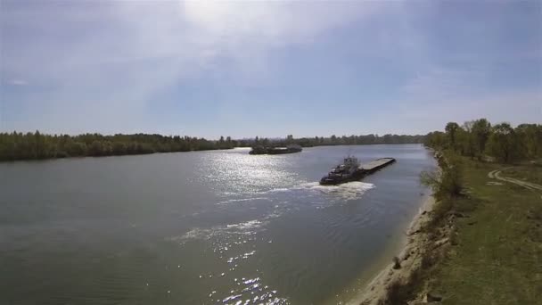 River tow. Aerial — Stock Video
