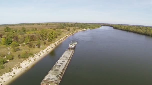 Rivier tow duwen barge. Luchtfoto. — Stockvideo