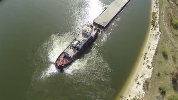 Arriba sobre el río remolcando empujando la barcaza. Vista superior aérea — Vídeos de Stock