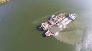 Üretim kum nehrinde endüstriyel gemi ve doğa tarafından. Hava atışı.