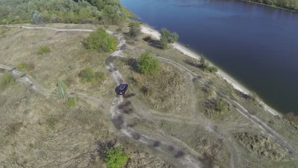 Auto, jeep, in het veld. Luchtfoto. — Stockvideo