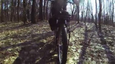 Ahşap üzerinde bisiklet yürüyüş. POV klip