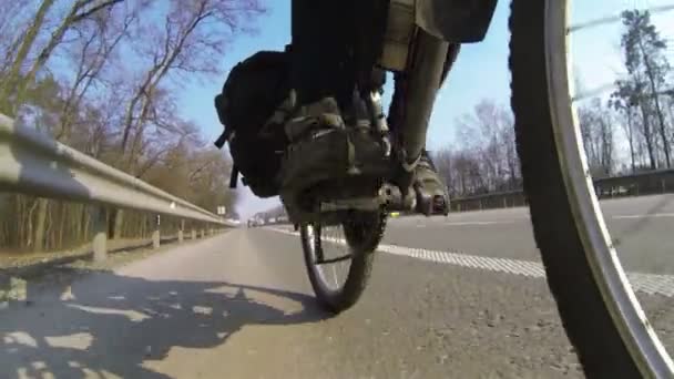 Pés de pessoa torcendo pedais de bicicleta. Clipe POV — Vídeo de Stock