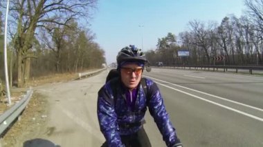 yetişkin adam bisikletçi şehir karayolu üzerinde. POV klip