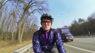 yetişkin adam bisikletçi şehir karayolu üzerinde. POV küçük yüz görünümü