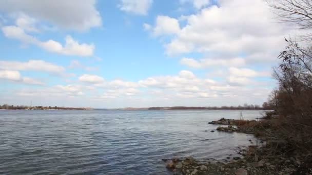 Hermosas nubes en el cielo y el río. Caducidad — Vídeo de stock