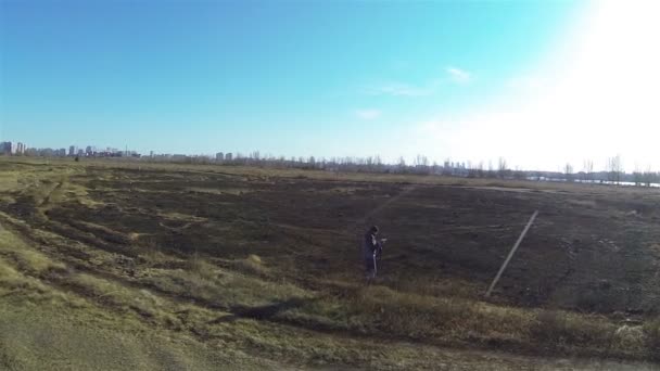 Hombre fotógrafo en el campo. Antena — Vídeo de stock