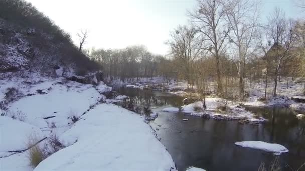 Vlucht over een stroom in de winter. Luchtfoto — Stockvideo