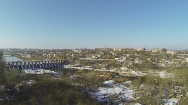 Rivier, de stad en de dam. Luchtfoto — Stockvideo