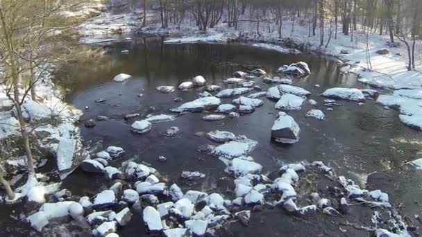 Winter rivier met pittoreske stenen. Luchtfoto — Stockvideo