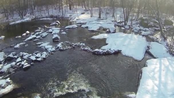 Χειμώνα ποταμού με γραφικό πέτρες. Εναέρια — Αρχείο Βίντεο