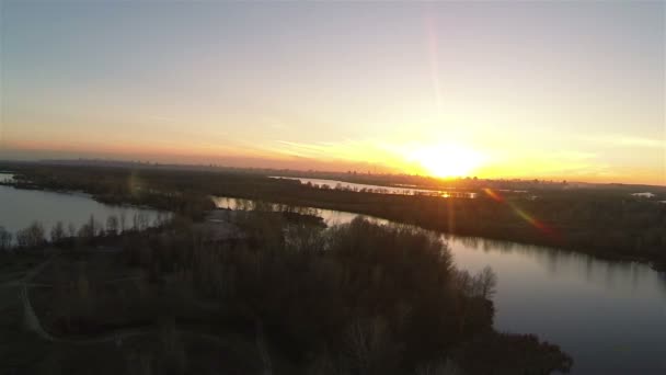 Pôr do sol no campo com lago. Panorama aéreo — Vídeo de Stock