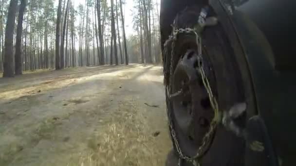 Rueda de coche con cadenas e-put-on. Clip POV — Vídeo de stock