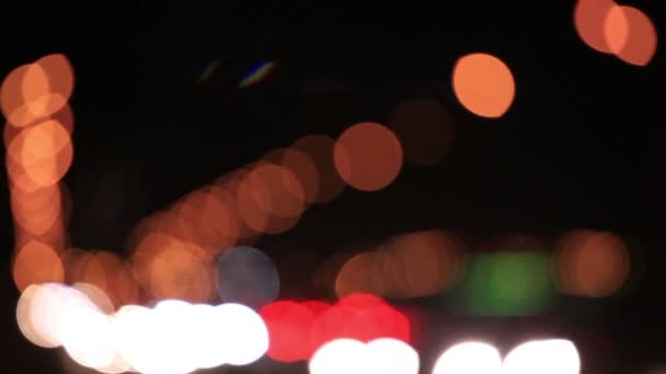車の火が付いている都市の夜のハイウェイ。ぼやけたクリップ — ストック動画