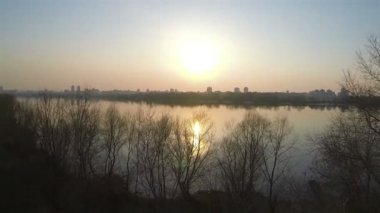 Güzel sunt büyük nehir ve şehir. Hava atışı
