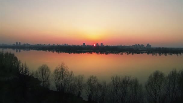 Voo sobre o rio ao pôr-do-sol vermelho. Tiro aéreo — Vídeo de Stock