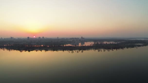 Survol de la rivière au coucher du soleil rouge. Panorama aérien — Video