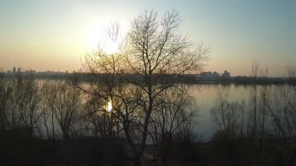 Vuelo río arriba con puesta de sol roja. Disparo aéreo — Vídeos de Stock