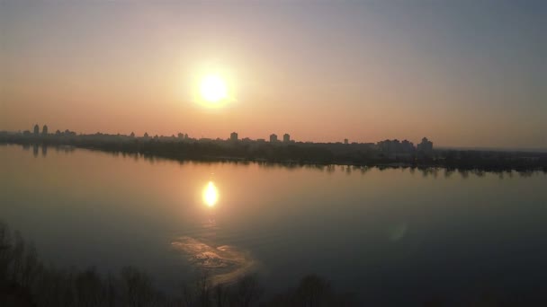 Laterale vlucht over rivier met rode zonsondergang. Luchtfoto — Stockvideo
