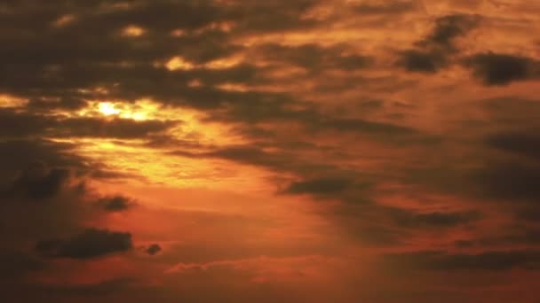 Hermoso cielo rojo con sol al atardecer — Vídeo de stock