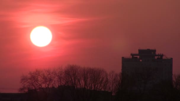 Červený západ slunce nad domy. PAL časová prodleva — Stock video
