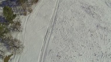 Ahşap ve karda yol üzerinde. Hava Üstten Görünüm