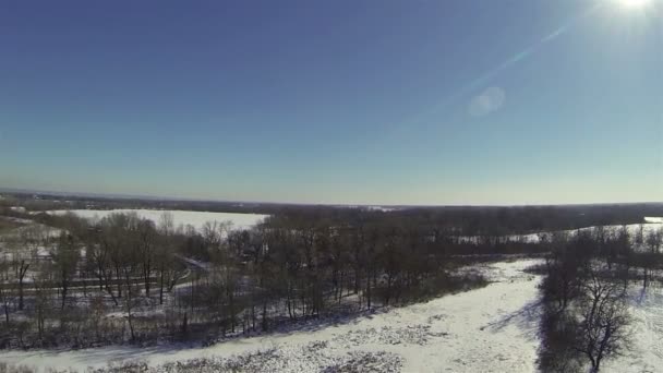 Journée ensoleillée d'hiver en plein air. champ, bois et rivière. Aérien 