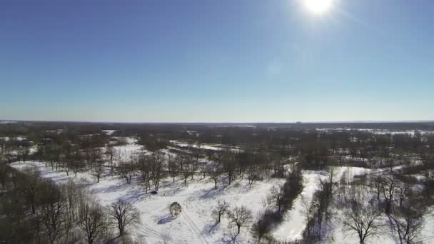 Voo silencioso sobre o campo coberto de neve com belo sol. Aviação — Vídeo de Stock