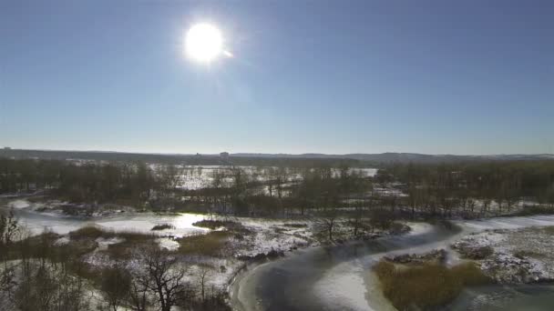 Paysage hivernal avec soleil, rivière et arbres dans le champ. Aérien — Video
