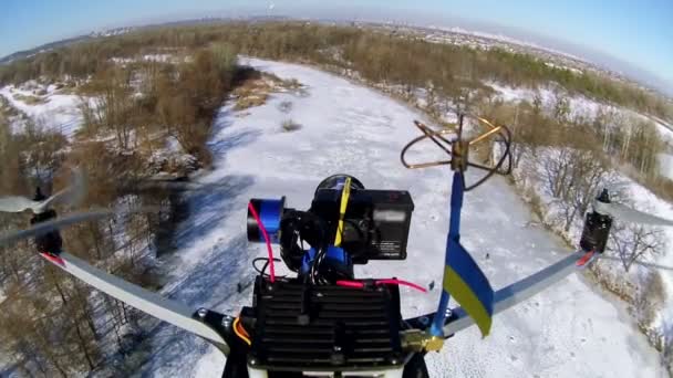 Drone con bandera de Ucrania vuela sobre el lago congelado. Invierno aéreo — Vídeo de stock