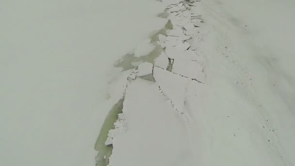 Ледяная нить на замерзшей воде. Зимняя воздушная съемка — стоковое видео