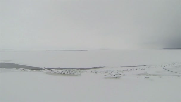 Témpanos de hielo en agua congelada. tiro aéreo de invierno — Vídeos de Stock