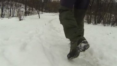 Adamın ayakları kışın city park devam. POV klip