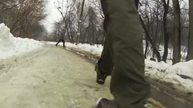 Adamın ayakları kışın şehir de yol gidin. POV klip