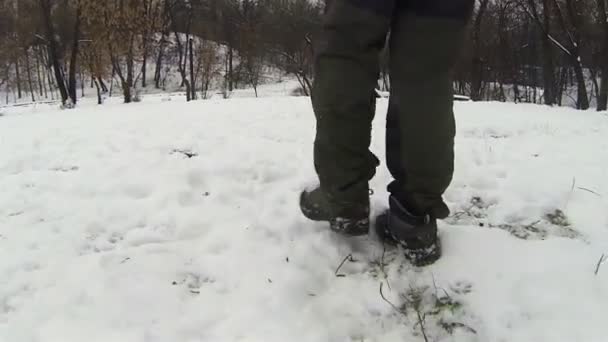 英尺的男人去城市里的公园在冬天 — 图库视频影像