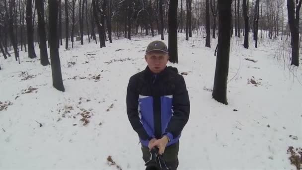 Hombre adulto disparar selfie invierno ciudad parque — Vídeo de stock