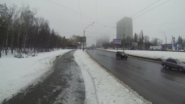 Camino de invierno a la ciudad nublado clima de invierno — Vídeos de Stock