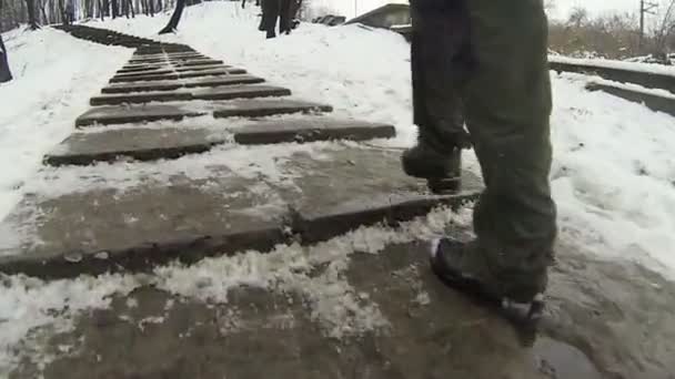 Mannelijke voeten stijgen maar ladder in park. POV clip — Stockvideo