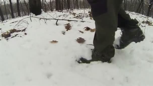Снег и мужские ноги. POV-клип — стоковое видео