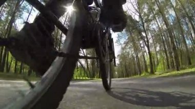 ahşap asfalt yolda Bisiklet gider. POV klip