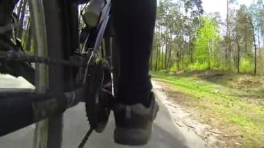 Bisikletçi ayak pedalları çevir. Bahar günü klipte POV