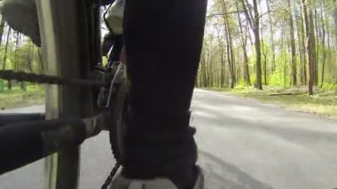 Bisiklet hızlı bir şekilde ahşap bir şekilde gider. POV