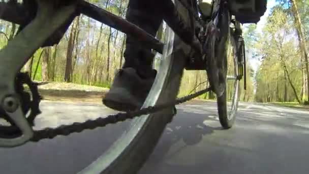 Pies de ciclista de cadena giratoria. clip POV en el día de primavera — Vídeos de Stock