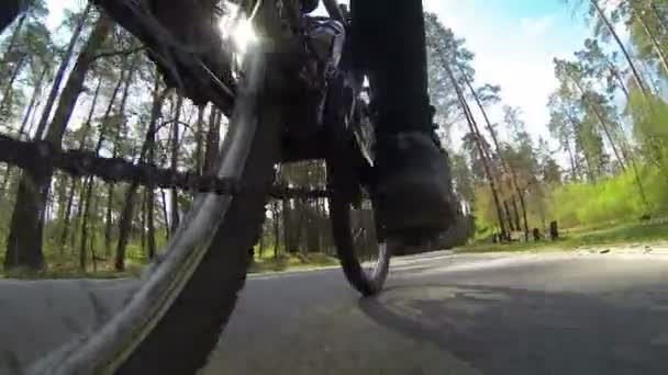 Fietser draait. POV onderste weergave — Stockvideo