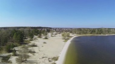 Sessiz deniz kıyısında üzerinde. Güneşli bir gün hava atış