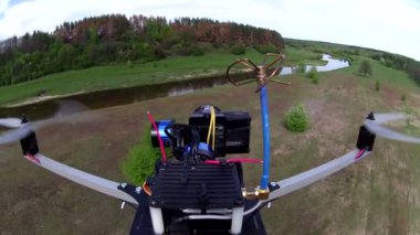 Nehir ve drone filme alan üzerinde uçan ile Pov klip