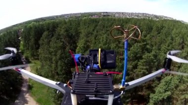 Uçuşta ahşap üzerinde güzel günde robot..