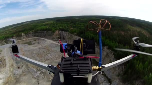 POV clip met vliegen over graniet pit filmen drone — Stockvideo