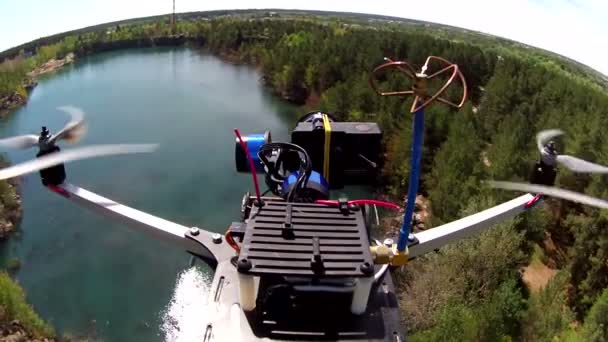 Clip POV con vuelo sobre el lago y dron de filmación de madera — Vídeos de Stock