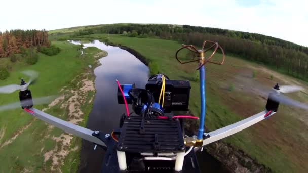 Drone voador com câmera filmando rio e virar. Clipe POV — Vídeo de Stock